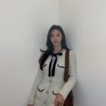 Lee Ju-bin Instagram - 앨범 즈어어어어어기 위에 있는 @netflixkr #연애대전 오세나