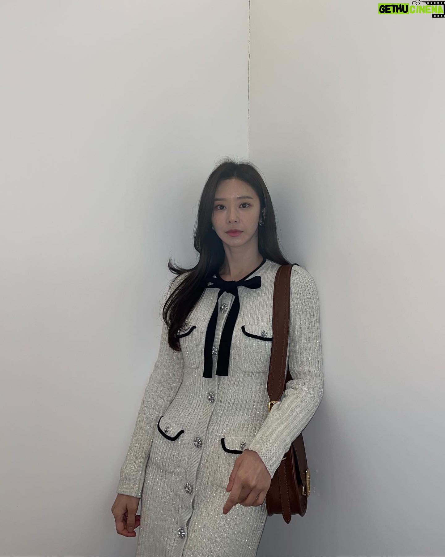 Lee Ju-bin Instagram - 앨범 즈어어어어어기 위에 있는 @netflixkr #연애대전 오세나