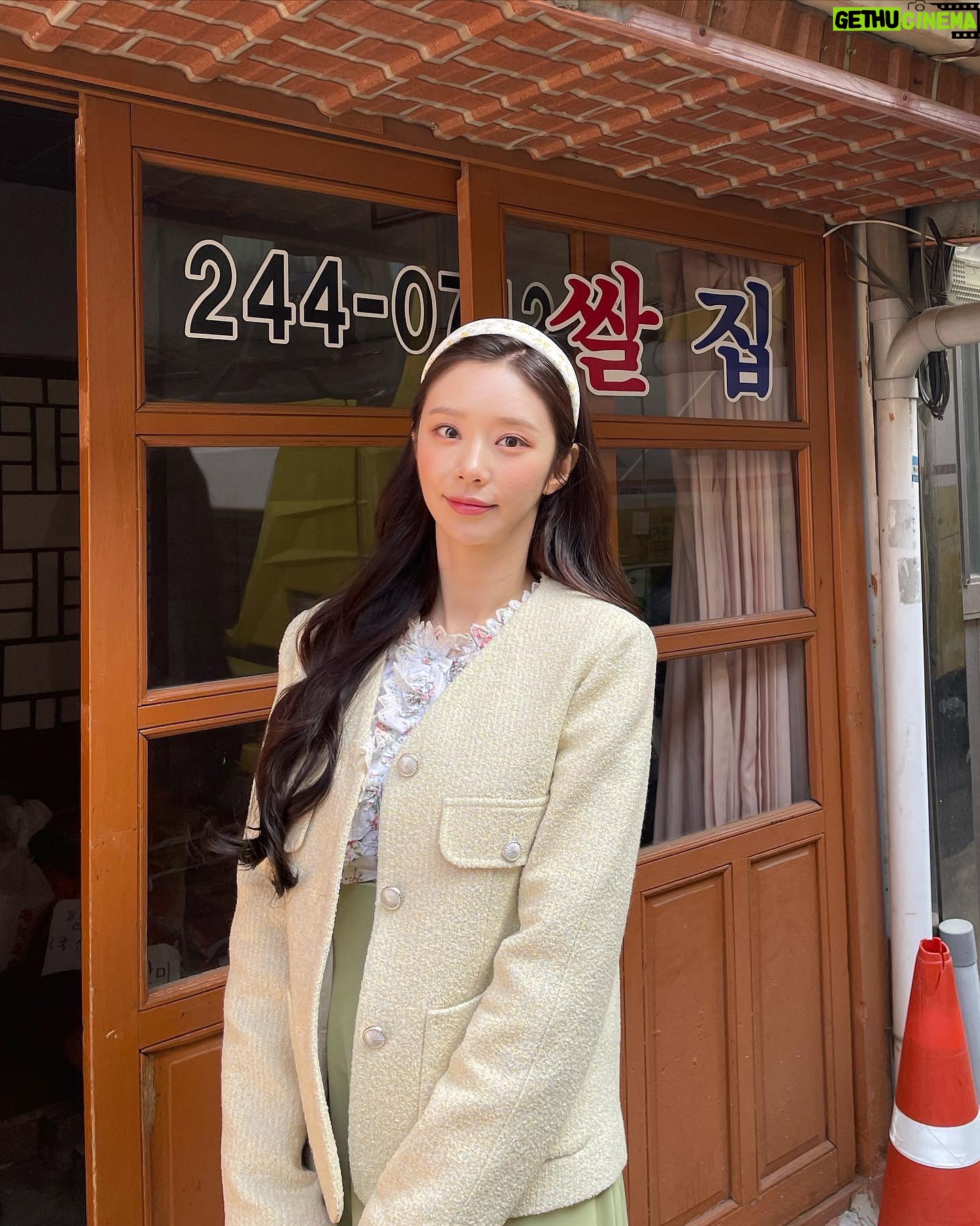 Lee Ju-bin Instagram - 앨범 즈어어어어어기 위에 있는 @netflixkr #연애대전 오세나