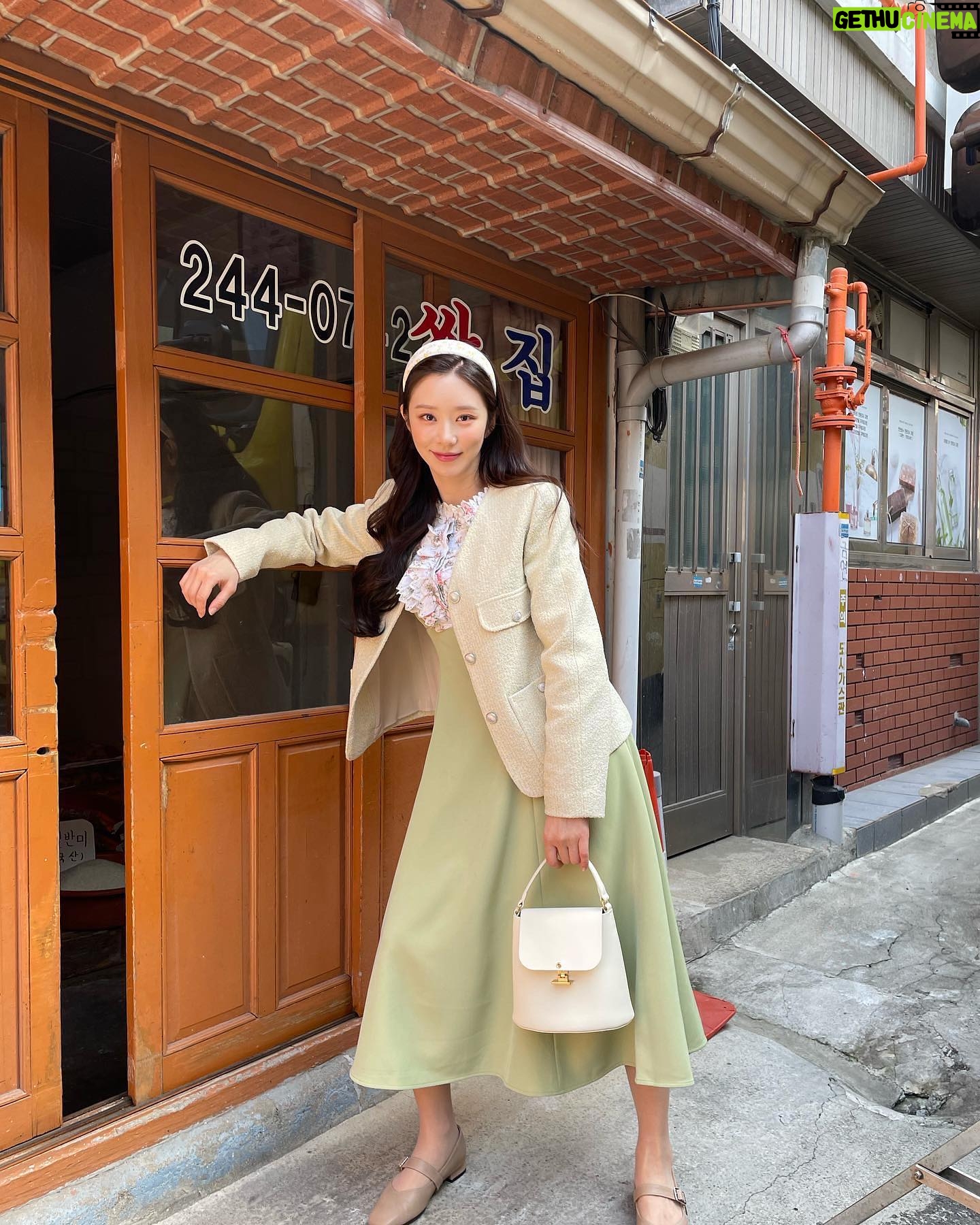 Lee Ju-bin Instagram - 앨범 즈어어어어어기 위에 있는 @netflixkr #연애대전 오세나
