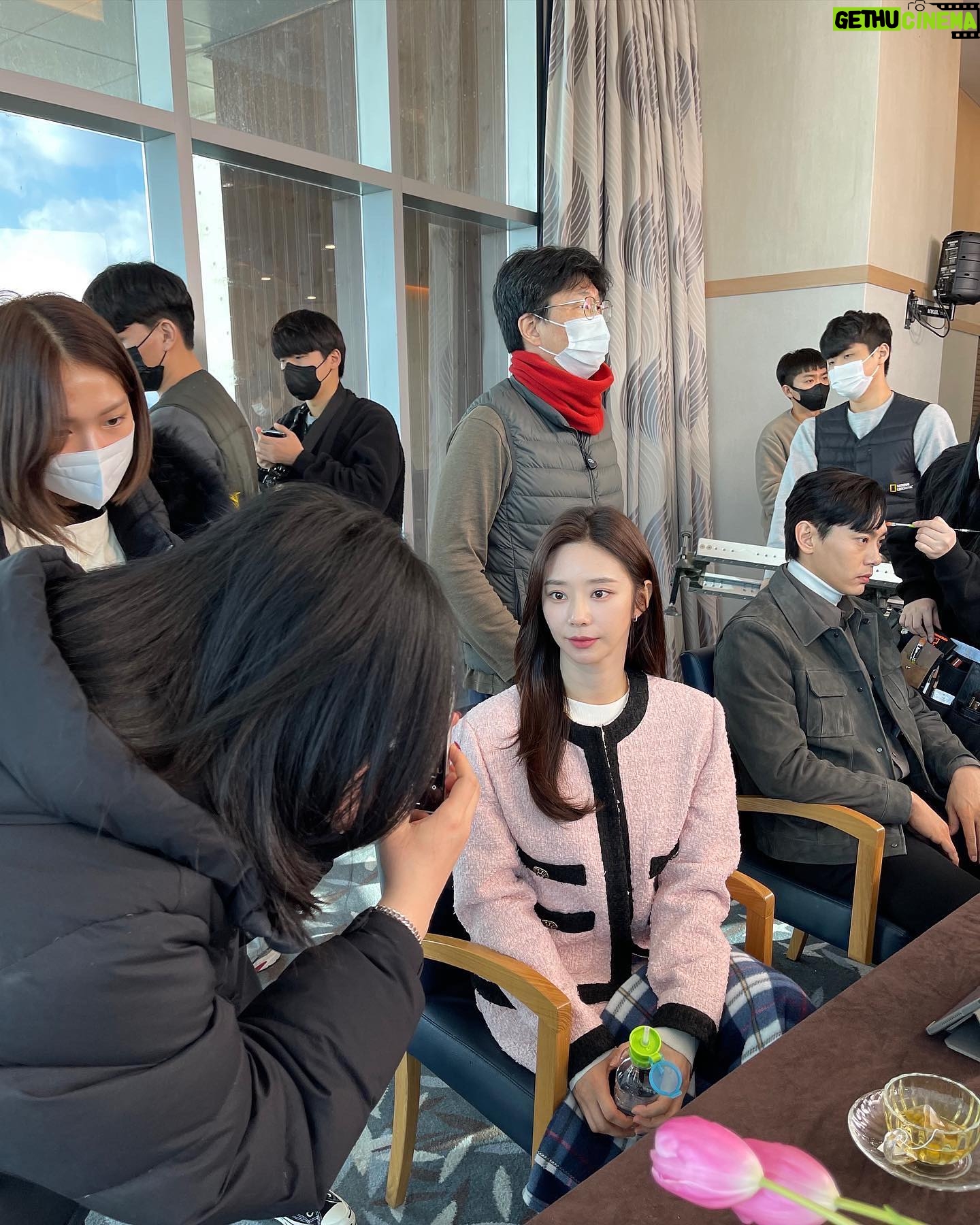 Lee Ju-bin Instagram - 앨범 즈어어어어어기 위에 있는 @netflixkr #연애대전 오세나