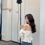 Lee Ju-bin Instagram - 앨범 즈어어어어어기 위에 있는 @netflixkr #연애대전 오세나
