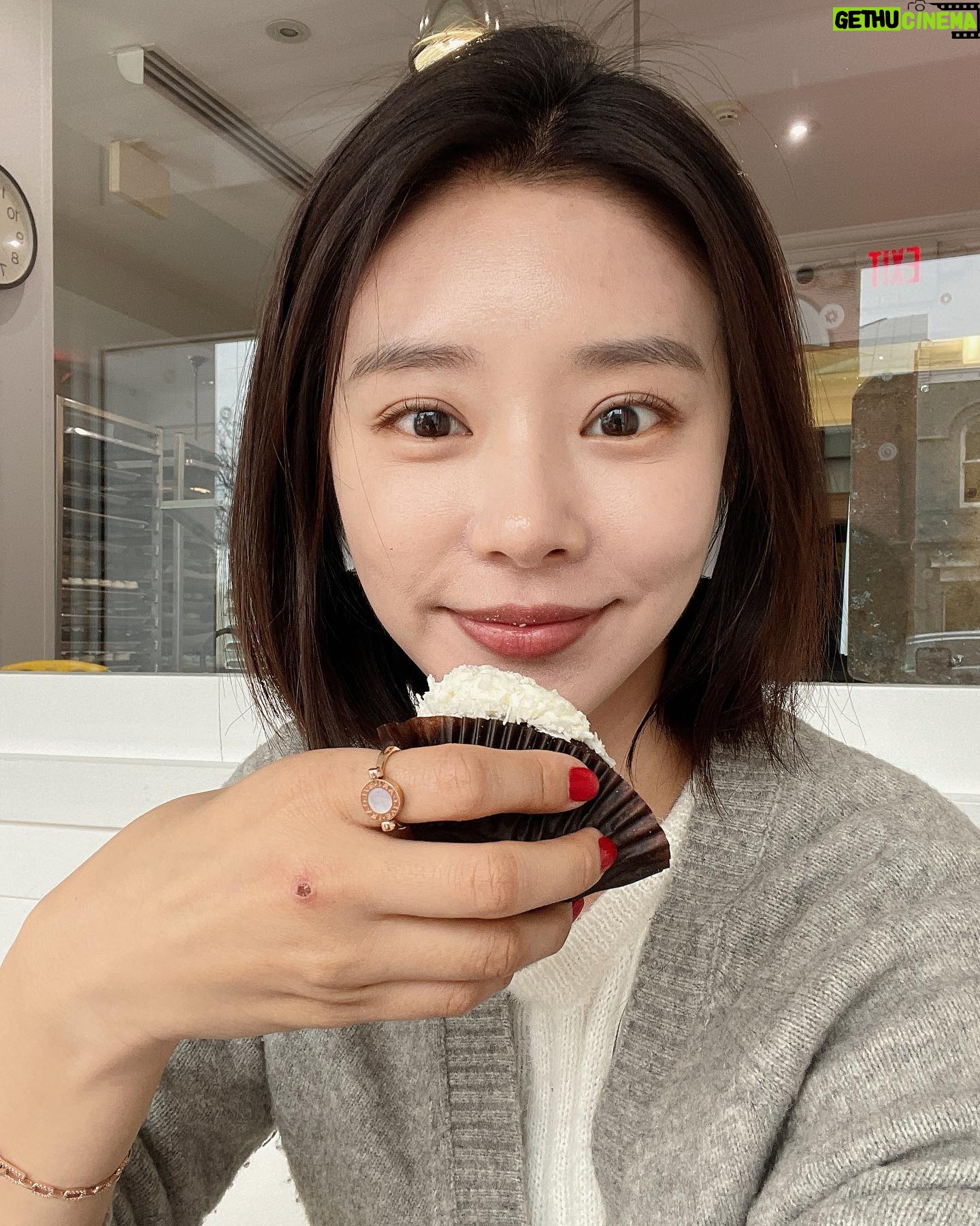Lee Ju-bin Instagram - 동생 출근하면 혼자 열심히 돌아다니다가 종착지는 항상 조지타운