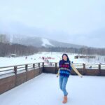 Lee Mi-do Instagram - 여기는 3살 어린이부터 어른들까지 모두가 스키스키⛷️🎿 최정상에서 내려오는 3살 아이들도 수두룩인데 스키복 입은 애들은 그냥 다 러블리 🫶🏻 감자왕자가 드디어 미니클럽에 적응해서 우리도 아침9시부터 오후5시까지 맘껏 스키타고 감자는 밤마다 댄스파티 ㅋㅋㅋㅋ #홋가이도 #클럽메드토마무