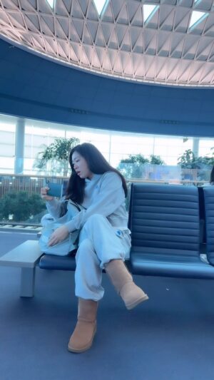 Lee Mi-do Instagram - 공항에서 나만 이래요?
Me at the airport