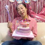 Lee Mi-do Instagram – #광고 주고 받는 케이크 속에 싹트는 사랑👩🏻‍❤‍👨🏻

가정의 달을 한 번에 해결할 수 있는 방법을 제가 알아 냈습니다. #뚜레쥬르 에 모든 기념일을 준비할 수 있는 케이크부터 선물들이 많더라구요! 

지금 뚜쥬앱으로 사전예약하면 최대 15%할인은 물론 쿠폰 할인, 경품 응모 기회까지! 해피하게 준비할 수 있답니다.💚

그리고 아버님의 영원한 어린이는 저 맞죠? 역으로 이벤트 준비해주신 아버님 감사합니다🫶🏻

#뚜레쥬르 #가정의달 #어버이날 #어린이날 #케이크