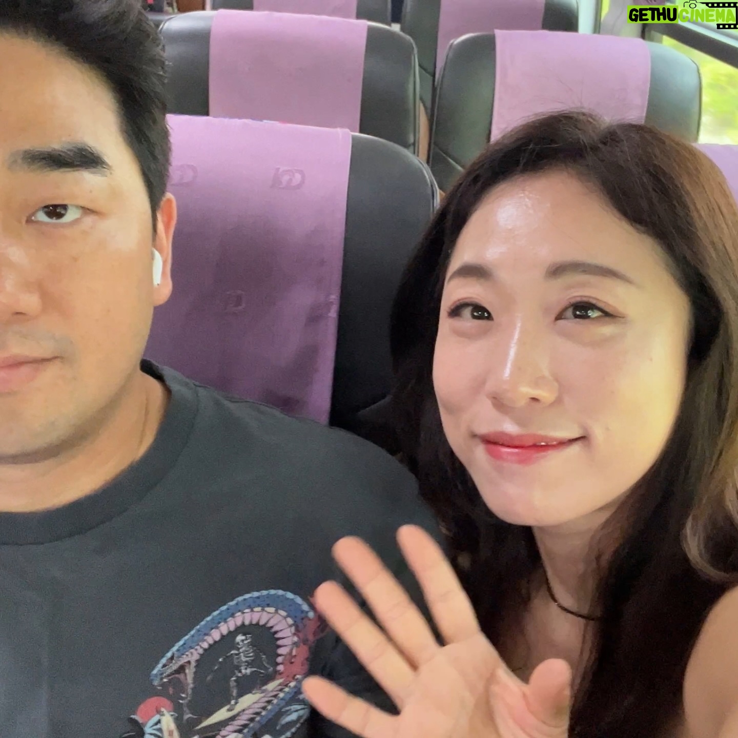 Lee Mi-do Instagram - 카톡 생일 알람 꺼두고 친정부모님의 생일축하노래 전화로 시작한 하루. 도형이 봐줄테니 실컷 데이트 하고 오라는 조카 @_uunji_ 덕분에 짝꿍 손 잡고 광역버스 타고 나가 가보고 싶었던 용리단길가서 친구커플과 원없이 밤놀이하고 매년 시어머니가 싸주시는 생일잔치 음식 받아와서 동생네 가족들과 원없이 먹고 다쓰고 이렇게 팔이 아팠던 적이 없었다는 도형이의 편지 받고 원없이 감동 받았던 일 년 중 날이 가장 좋은 날