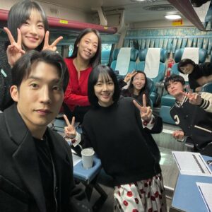 Lee Mi-do Instagram - ♥️
엄마 주말무대인사2일째 
아빠 주말독박육아2일째
감자왕자는.. 
우리애 옷 중에 저런옷이 있었나…?

#영화 #싱글인서울 #무대인사 #관객여러분너무감사합니다
#11월29일대개봉