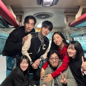 Lee Mi-do Instagram - ♥️
엄마 주말무대인사2일째 
아빠 주말독박육아2일째
감자왕자는.. 
우리애 옷 중에 저런옷이 있었나…?

#영화 #싱글인서울 #무대인사 #관객여러분너무감사합니다
#11월29일대개봉