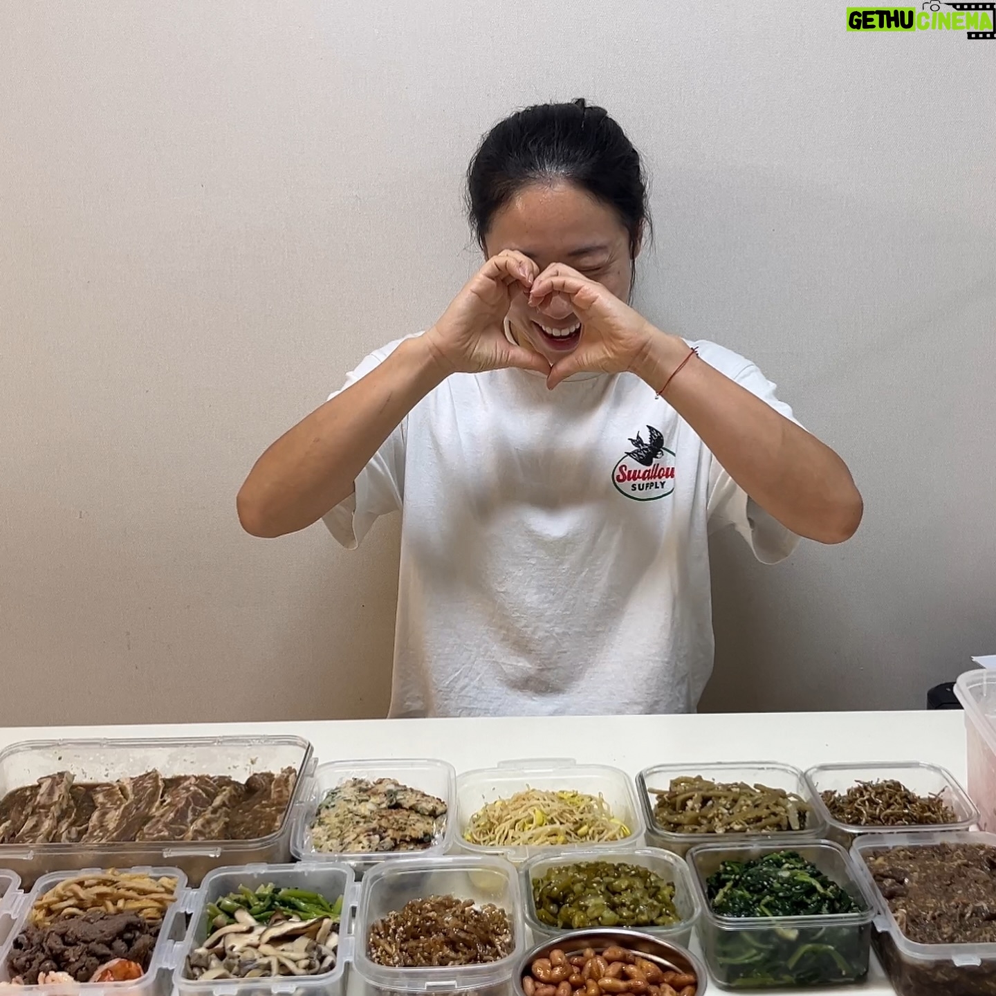 Lee Mi-do Instagram - 카톡 생일 알람 꺼두고 친정부모님의 생일축하노래 전화로 시작한 하루. 도형이 봐줄테니 실컷 데이트 하고 오라는 조카 @_uunji_ 덕분에 짝꿍 손 잡고 광역버스 타고 나가 가보고 싶었던 용리단길가서 친구커플과 원없이 밤놀이하고 매년 시어머니가 싸주시는 생일잔치 음식 받아와서 동생네 가족들과 원없이 먹고 다쓰고 이렇게 팔이 아팠던 적이 없었다는 도형이의 편지 받고 원없이 감동 받았던 일 년 중 날이 가장 좋은 날