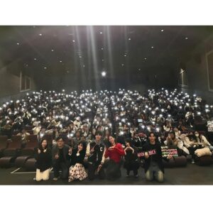 Lee Mi-do Instagram - ♥️
엄마 주말무대인사2일째 
아빠 주말독박육아2일째
감자왕자는.. 
우리애 옷 중에 저런옷이 있었나…?

#영화 #싱글인서울 #무대인사 #관객여러분너무감사합니다
#11월29일대개봉
