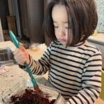 Lee Mi-do Instagram - 콧물 나 유치원 못 간 그와 어쩌다 #수제초콜릿 만들기.. 만들다 보니 이제 나 #생초콜렛 달인 #수제연유 도 만들 수 있음 졸리고 맛있고 졸리다 완성품 사진까진 못 올리겠다.. 졸리다 #눈크게떠보라고했더니 #눈썹만4시40분