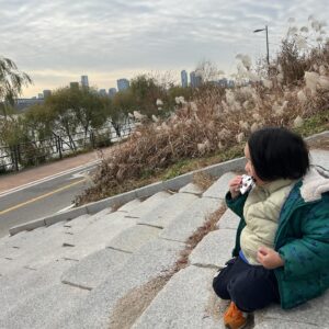 Lee Mi-do Instagram - ♥️
엄마 주말무대인사2일째 
아빠 주말독박육아2일째
감자왕자는.. 
우리애 옷 중에 저런옷이 있었나…?

#영화 #싱글인서울 #무대인사 #관객여러분너무감사합니다
#11월29일대개봉