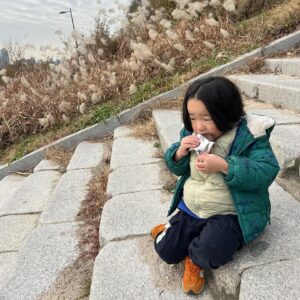 Lee Mi-do Instagram - ♥️
엄마 주말무대인사2일째 
아빠 주말독박육아2일째
감자왕자는.. 
우리애 옷 중에 저런옷이 있었나…?

#영화 #싱글인서울 #무대인사 #관객여러분너무감사합니다
#11월29일대개봉