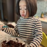 Lee Mi-do Instagram - 콧물 나 유치원 못 간 그와 어쩌다 #수제초콜릿 만들기.. 만들다 보니 이제 나 #생초콜렛 달인 #수제연유 도 만들 수 있음 졸리고 맛있고 졸리다 완성품 사진까진 못 올리겠다.. 졸리다 #눈크게떠보라고했더니 #눈썹만4시40분