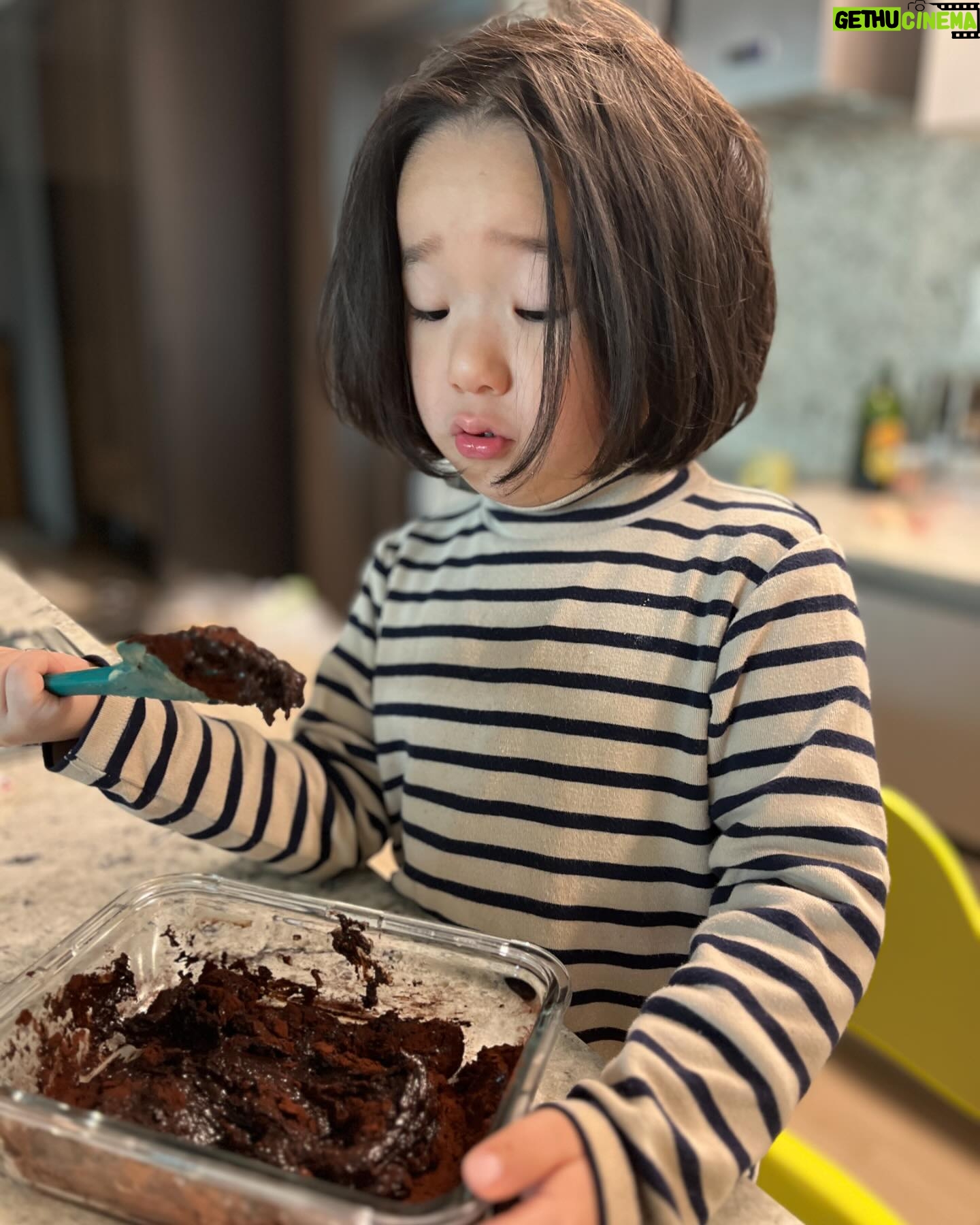 Lee Mi-do Instagram - 콧물 나 유치원 못 간 그와 어쩌다 #수제초콜릿 만들기.. 만들다 보니 이제 나 #생초콜렛 달인 #수제연유 도 만들 수 있음 졸리고 맛있고 졸리다 완성품 사진까진 못 올리겠다.. 졸리다 #눈크게떠보라고했더니 #눈썹만4시40분