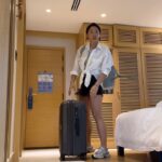 Lee Mi-do Instagram - 내가 호텔 떠날 때.. 나를 바라보는 휴대폰 충전기.. #잘살아… #좋은주인만나 #이거찍고휴대폰충전기놔두고옴..