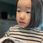 Lee Mi-do Instagram - 콧물 나 유치원 못 간 그와 어쩌다 #수제초콜릿 만들기.. 만들다 보니 이제 나 #생초콜렛 달인 #수제연유 도 만들 수 있음 졸리고 맛있고 졸리다 완성품 사진까진 못 올리겠다.. 졸리다 #눈크게떠보라고했더니 #눈썹만4시40분