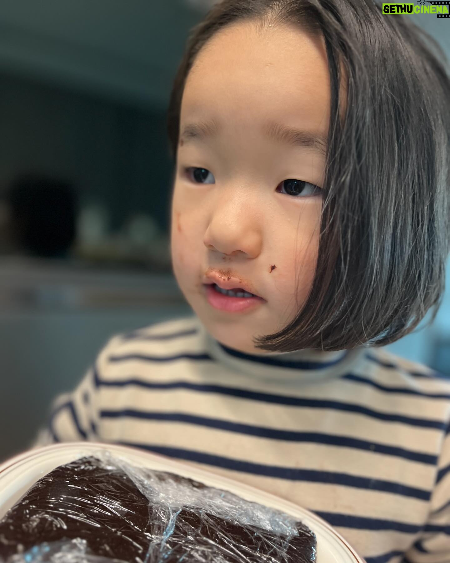 Lee Mi-do Instagram - 콧물 나 유치원 못 간 그와 어쩌다 #수제초콜릿 만들기.. 만들다 보니 이제 나 #생초콜렛 달인 #수제연유 도 만들 수 있음 졸리고 맛있고 졸리다 완성품 사진까진 못 올리겠다.. 졸리다 #눈크게떠보라고했더니 #눈썹만4시40분