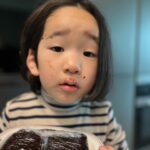 Lee Mi-do Instagram - 콧물 나 유치원 못 간 그와 어쩌다 #수제초콜릿 만들기.. 만들다 보니 이제 나 #생초콜렛 달인 #수제연유 도 만들 수 있음 졸리고 맛있고 졸리다 완성품 사진까진 못 올리겠다.. 졸리다 #눈크게떠보라고했더니 #눈썹만4시40분