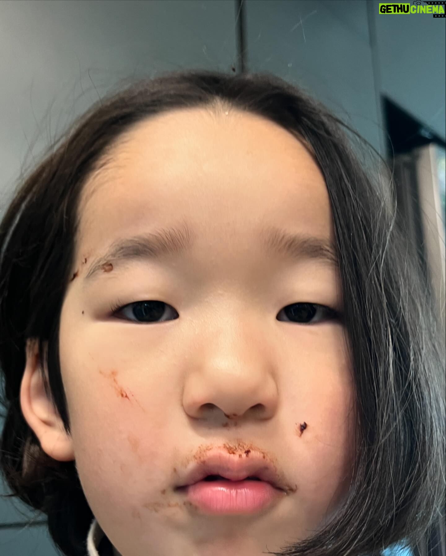 Lee Mi-do Instagram - 콧물 나 유치원 못 간 그와 어쩌다 #수제초콜릿 만들기.. 만들다 보니 이제 나 #생초콜렛 달인 #수제연유 도 만들 수 있음 졸리고 맛있고 졸리다 완성품 사진까진 못 올리겠다.. 졸리다 #눈크게떠보라고했더니 #눈썹만4시40분