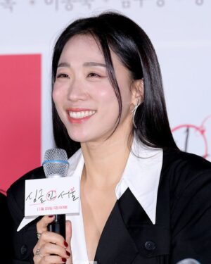 Lee Mi-do Instagram - 스토리에 올렸는데 예쁘다 예쁘다 계속 DM 보내 주시니 피드에 올려봅니다. 흥이나네요. 

👗 @hipgirlara_ 
💄 @maven.hi_joa 
💪🏻 @maven_isu_su 

#케미부자우리팀
#싱글인서울
#11일29일대개봉
