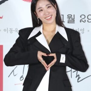 Lee Mi-do Instagram - 스토리에 올렸는데 예쁘다 예쁘다 계속 DM 보내 주시니 피드에 올려봅니다. 흥이나네요. 

👗 @hipgirlara_ 
💄 @maven.hi_joa 
💪🏻 @maven_isu_su 

#케미부자우리팀
#싱글인서울
#11일29일대개봉