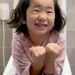 Lee Mi-do Instagram - #광고 감자 왕자 텐션 무슨 일이냐구요? 요즘 열심히 유산균 먹이고 있거든요! 우리 아이들 요즘 환절기, 미세먼지.. 개학하고 나니 단체생활까지! 감기,장염 돌아가면서 걸려 오더라구요ㅎㅎ 그래서 열심히 유산균 찾아서 먹이고 있어요. 제가 찾은 유산균은 아이도 엄마도 함께 건강을 챙길 수 있는 올인원 유산균 # 굿락투유 ! #굿락투유키즈프로바이오틱스 는 6종의 프로바이오틱스에 아연과 비타민D, 비오틴을 더해 장과 뼈건강, 면역기능, 에너지 대사까지 한 포에 채워 아이들에게 필요한 성분을 균형 있게 챙길 수 있어요. 입맛 호불호 강한 감자왕자도 잘 먹더라구요. 굿락투유는 프로바이오틱스(유익균)를 전문적으로 연구하는 에이투젠의 연구소에서 만든 유산균인데요. 무작정 많은 균종과 균수가 아닌’좋은 균‘에 집중한 제품을 개발 한다고 합니다. 아이들에게 필요한 영양소를 하루 한 포로 챙겨보자구요! 너만 먹냐? 엄마도 필요하다 유산균.. 엄마는 #굿락투유패밀리 🫶🏻 #굿락투유 #프로바이오틱스 #어린이유산균 #아이건강 #장건강