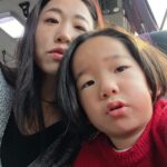 Lee Mi-do Instagram - 광역버스타고 서울나들이 성북동 입구에서 만나 점심에 딱 두시간만 오픈하는 노포 맛집에서 평안만두 오마카세 먹고 12월 같지 않은 햇살에 청계천 길가에 서서 4시간 수다 이 모든게 하나 불편함 없이 너무 편안해서 너네가 있어서 내 인생 살맛난다 #25년째베프 #6525 #YouGoWeGo