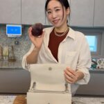 Lee Mi-do Instagram - 여러분 신상 나왔어요. 비트로즈톤의 자연스러운 발색🫀지워지지 않는 지속력👄 립과치크를 함께 사용할 수 있으니까 1석2조! 휴대성도 좋아요. 칼도 꼭 함께 챙겨주세요~😘 ➡️ 4/5일부터 공구시작함니다. 빠르게 소진 될 것 같아요. 알림 필요하신 분은 댓글 남겨 주세요. #미도꿀팁