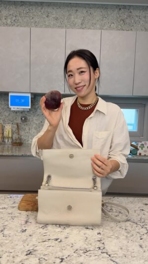 Lee Mi-do Instagram - 여러분 신상 나왔어요. 비트로즈톤의 
자연스러운 발색🫀지워지지 않는 지속력👄
립과치크를 함께 사용할 수 있으니까 1석2조! 
휴대성도 좋아요. 칼도 꼭 함께 챙겨주세요~😘 
➡️ 4/5일부터 공구시작함니다. 빠르게 소진 될 것 같아요. 
알림 필요하신 분은 댓글 남겨 주세요. 

#미도꿀팁