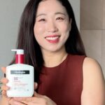 Lee Mi-do Instagram - #광고 건조하고도 건조한 저의 바디 ASMR 들어 보실래요? 극도로 건조해서 버석버석 소리까지 나는 제 피부… 이거 저만 그런 거 아니죠..? 일년 내내 건조한 저에게 선물같은 존재! 뉴트로지나 인텐스 리페어 시카 에멀젼을 만나 몸도 마음도 촉촉해졌어요. 뉴트로지나 시카 에멀젼은 피부 속 10층*까지 스며드는 탁월한 보습 침투력으로 최대 48시간 보습 유지해준답니다. 또 시카 성분이 함유되어 있어 단 2시간만에 피부 장벽도 99%** 개선해줘요. 촉촉~한 보습력에 순~한 성분까지, 믿고 사용하는 시카 에멀젼! 2월 올영 단독 프로모션 진행 중이니까 놓치지 마세요! 우리 함께 촉촉해지자구요!💋 👉올리브영 단독 프로모션 (2/1~2/29) 시카 에멀젼 310ml 구매 시, 키티버니포니 파우치 증정🐰 할인가 16,400원에 만나보세요! https://bit.ly/3SqeI3I #뉴트로지나 #시카에멀젼 #바디로션 #10층시카보습 #올리브영추천템 *10 Layers Deep Moisturizing Study, 2010, A/P Skin Testing Center **Neutrogena Norwegian Formula Body Emulsion Claim Support Document, 2011, Ellead Skin and BioResearch