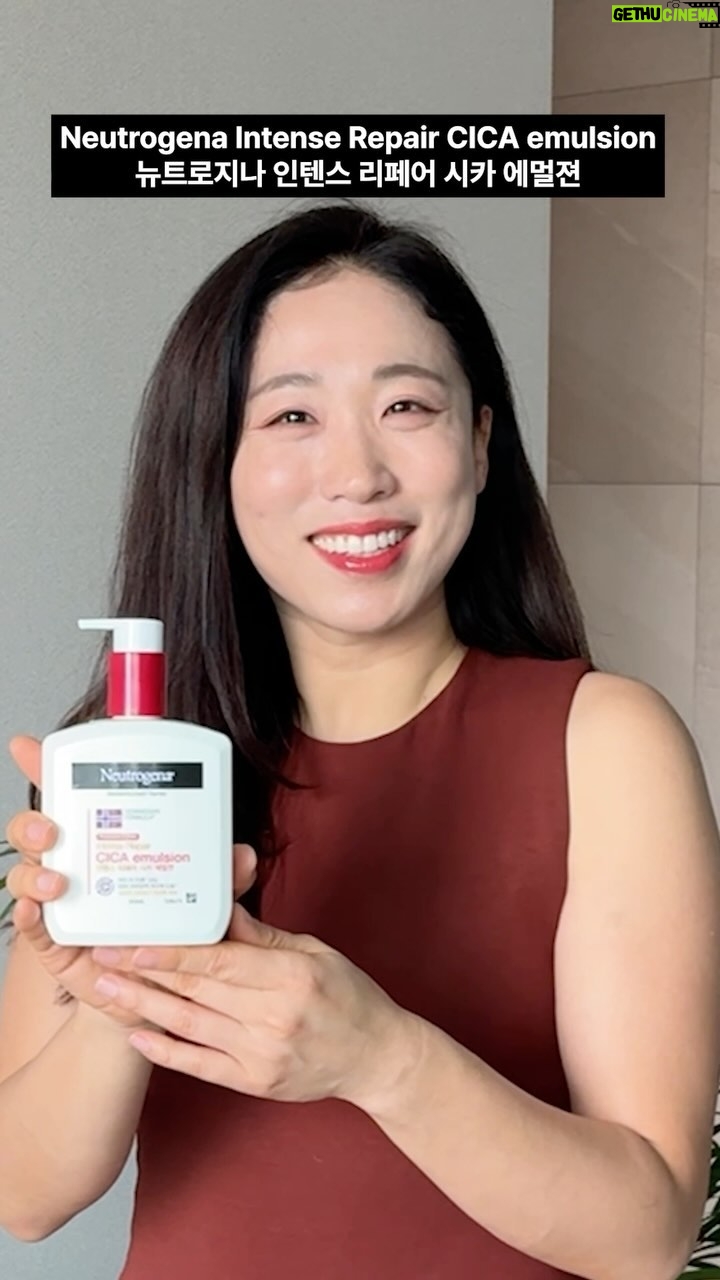 Lee Mi-do Instagram - #광고 건조하고도 건조한 저의 바디 ASMR 들어 보실래요? 극도로 건조해서 버석버석 소리까지 나는 제 피부… 이거 저만 그런 거 아니죠..? 일년 내내 건조한 저에게 선물같은 존재! 뉴트로지나 인텐스 리페어 시카 에멀젼을 만나 몸도 마음도 촉촉해졌어요. 뉴트로지나 시카 에멀젼은 피부 속 10층*까지 스며드는 탁월한 보습 침투력으로 최대 48시간 보습 유지해준답니다. 또 시카 성분이 함유되어 있어 단 2시간만에 피부 장벽도 99%** 개선해줘요. 촉촉~한 보습력에 순~한 성분까지, 믿고 사용하는 시카 에멀젼! 2월 올영 단독 프로모션 진행 중이니까 놓치지 마세요! 우리 함께 촉촉해지자구요!💋 👉올리브영 단독 프로모션 (2/1~2/29) 시카 에멀젼 310ml 구매 시, 키티버니포니 파우치 증정🐰 할인가 16,400원에 만나보세요! https://bit.ly/3SqeI3I #뉴트로지나 #시카에멀젼 #바디로션 #10층시카보습 #올리브영추천템 *10 Layers Deep Moisturizing Study, 2010, A/P Skin Testing Center **Neutrogena Norwegian Formula Body Emulsion Claim Support Document, 2011, Ellead Skin and BioResearch