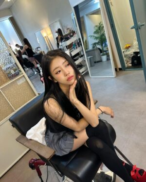Lee Mi-joo Instagram - 🖤❤️