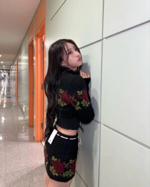 Lee Mi-joo Instagram - 🖤❤️
#건물사이에피어난장미