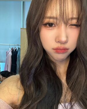 Lee Mi-joo Instagram - 🩷🤍
@ponysmakeup 
오늘 신의손과...♡