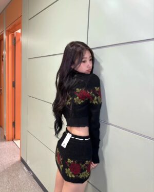 Lee Mi-joo Instagram - 🖤❤️
#건물사이에피어난장미
