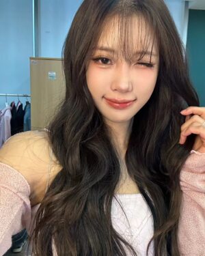 Lee Mi-joo Instagram - 🩷🤍
@ponysmakeup 
오늘 신의손과...♡