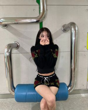 Lee Mi-joo Instagram - 🖤❤️
#건물사이에피어난장미