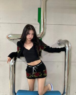 Lee Mi-joo Instagram - 🖤❤️
#건물사이에피어난장미