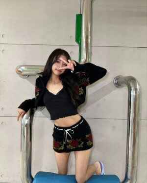 Lee Mi-joo Instagram - 🖤❤️
#건물사이에피어난장미