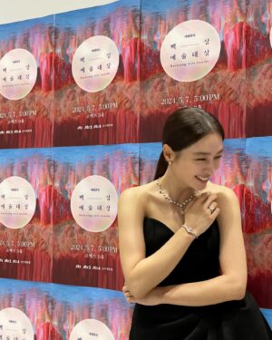 Lee Min-jung Instagram - #백상예술대상  오랫만에 하균선배님도 너무 반가웠어요!! 백상예술대상 60주년도 축하드립니다!!!