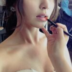 Lee Min-jung Instagram – 기념행사라고 아이폰에 뜸 ㅋㅋ 이게 결혼식인줄 알았나보오…. 옆에 있는 남편은 내연애의 모든것 드라마할때 신하균선배님이였네 #시간여행 #웨딩사진 #11년전