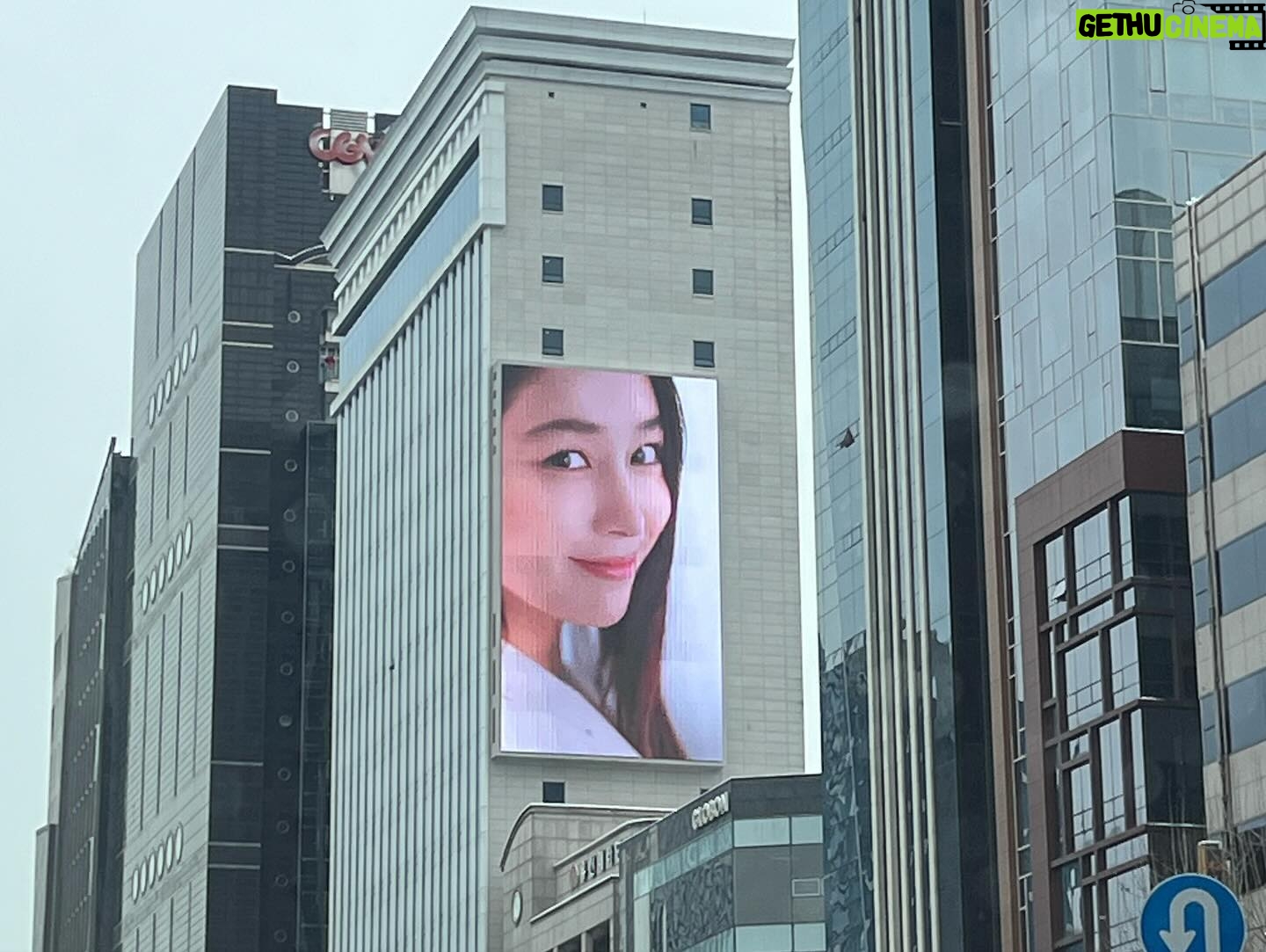 Lee Min-jung Instagram - 올해는 눈이 유독 많이 오는거같네요..미국다녀와서 피곤해서 @leedslab.official #리즈랩 먹고 나왔는데 지나가다 광고보고 반가워서찍^^ 저의 생일이 지났지만 축하해주신 팬분들도 너무 감사해요!! 매일 매일 감사할일들에 감동하며 살고 있는 요즘…. 모두 모두 건강조심하시고 다들 행복한일 감사할일 많이 생겼으면 좋겠네요!!!!