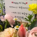 Lee Min-jung Instagram – 올해는 눈이 유독 많이 오는거같네요..미국다녀와서 피곤해서 @leedslab.official #리즈랩 먹고 나왔는데 지나가다 광고보고 반가워서찍^^ 저의 생일이 지났지만 축하해주신 팬분들도 너무 감사해요!! 매일 매일 감사할일들에 감동하며 살고 있는 요즘…. 모두 모두 건강조심하시고 다들 행복한일 감사할일 많이 생겼으면 좋겠네요!!!!