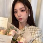 Lee Na-gyung Instagram - 따뜻한 연말 보내요 🧸 #ad #12월의플로버 #santa나경 #메종21G #오드퍼퓸 @maison21g_kr