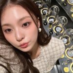 Lee Na-gyung Instagram - 따뜻한 연말 보내요 🧸 #ad #12월의플로버 #santa나경 #메종21G #오드퍼퓸 @maison21g_kr