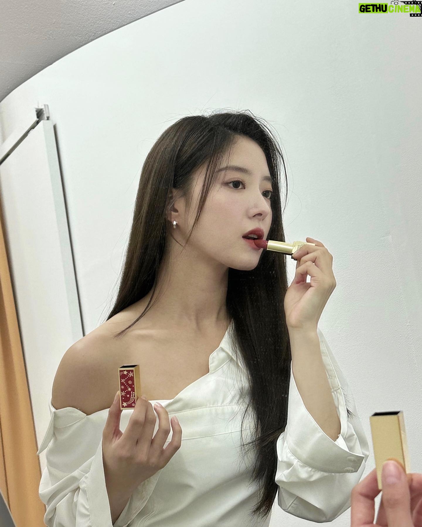 Lee Se-young Instagram - 홀리데이 블록버스터💋 #ad #에스티로더 #에스티로더홀리데이블록버스터 @esteelauderkr