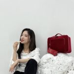 Lee Se-young Instagram - 홀리데이 블록버스터💋 #ad #에스티로더 #에스티로더홀리데이블록버스터 @esteelauderkr