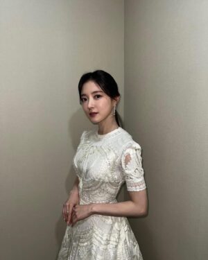 Lee Se-young Instagram - #2023mbc연기대상 자리에 있는 것만으로도 벅차고 감사한 순간이었습니다. 큰 상을 주셔서 몸 둘 바를 모르겠어요. 앞으로 더 열심히 하라고 주셨다 생각하고 노력하겠습니다. 열녀박씨계약결혼뎐의 식구들과 함께 보낼 수 있어서 더 뜻깊은 시간이었습니다. 끝까지 지켜봐 주세요!